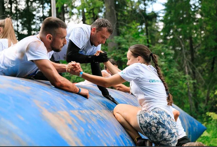 Уральские экстремалы испытали себя в забеге «Стальной характер» при поддержке холдинга СИБУР