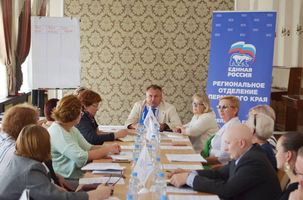 «Единая Россия» готовит предложения по освобождению учителей от излишней бюрократизации