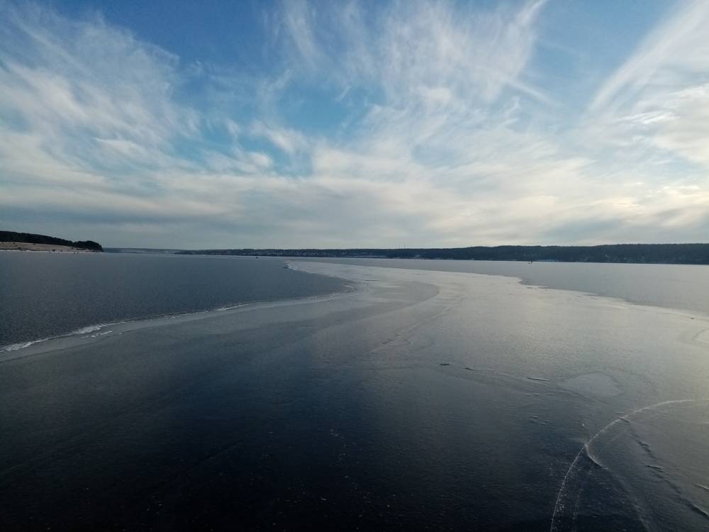 Редкое явление: Камское водохранилище покрылось зеркальным льдом