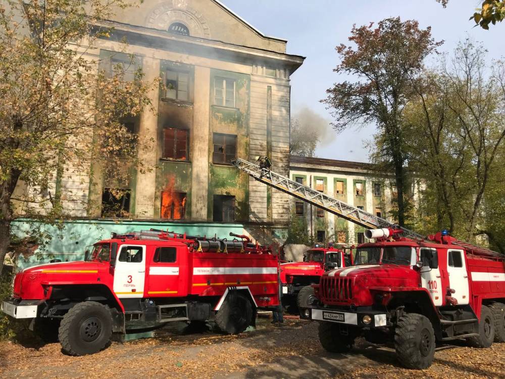 ​В Перми загорелся построенный в XX веке дом у цирка