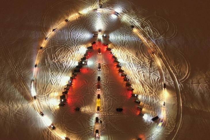 В Перми появилась елка из внедорожников