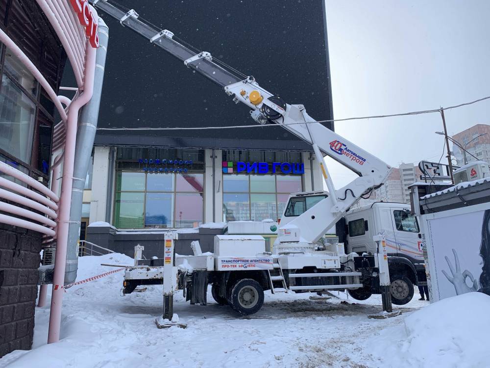 Городские власти готовятся к демонтажу медиафасада на ТЦ «Айсберг»
