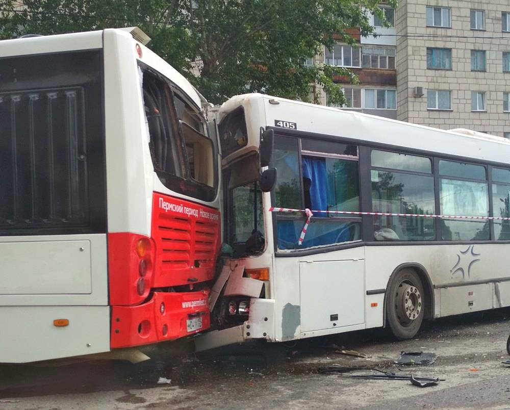 В результате столкновения автобусов в Перми пострадали шесть человек