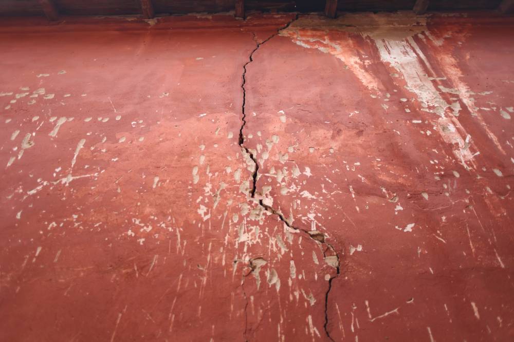 В Перми при капремонте дома обнаружили сквозную трещину в стене