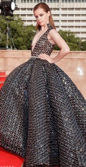 Актриса Катерина Шпица пришла на церемонию закрытия «Кинотавра» в платье весом в 8 кг