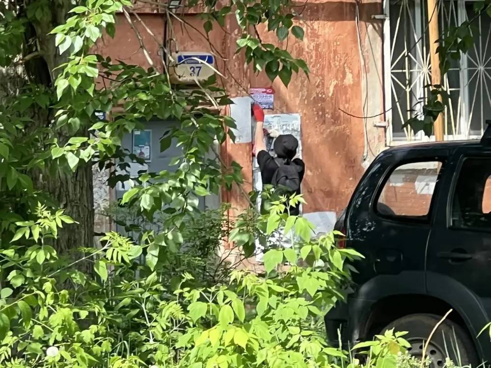 В Перми задержали еще одного расклейщика незаконных объявлений 