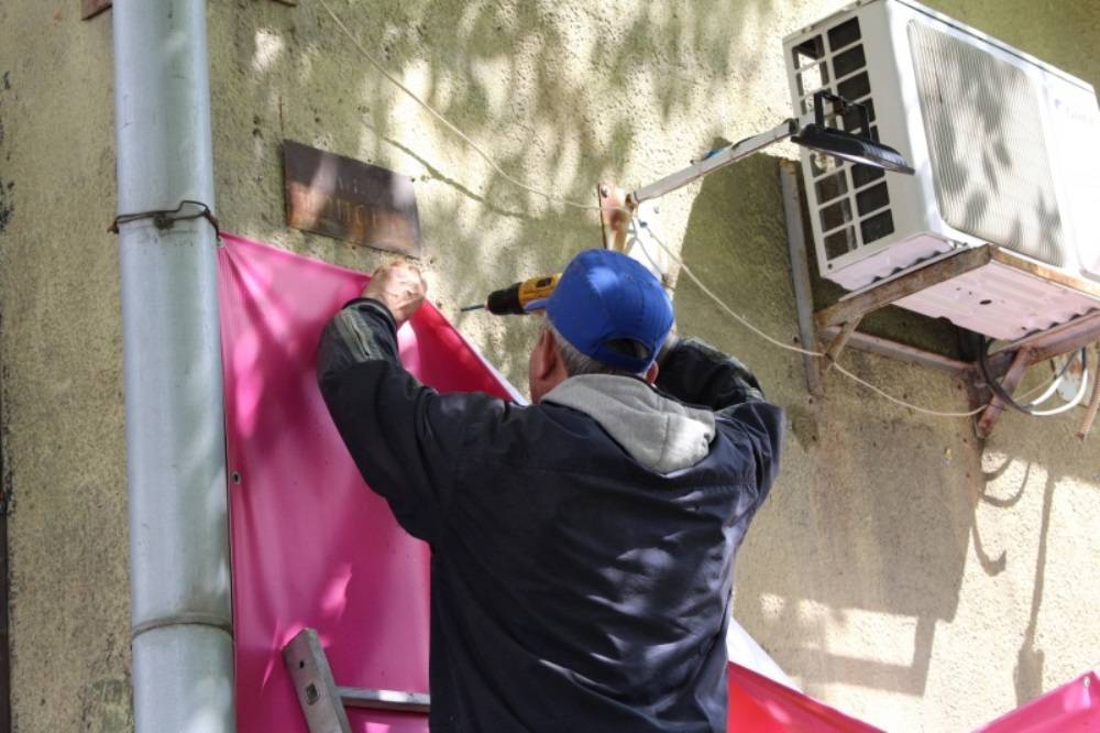 ​Пермские власти демонтируют вывески в Дзержинском районе 