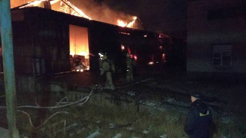 Ночью в Свердловском районе Перми  сгорел склад с металлоизделиями 