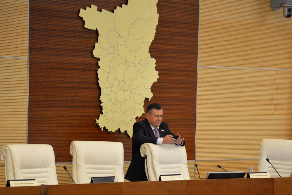 «В жизни должно быть место импровизации». Интервью со спикером Заксобрания Валерием Сухих