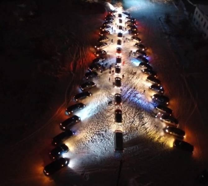 В Пермском крае 49 машин выстроились в Рождественскую ель
