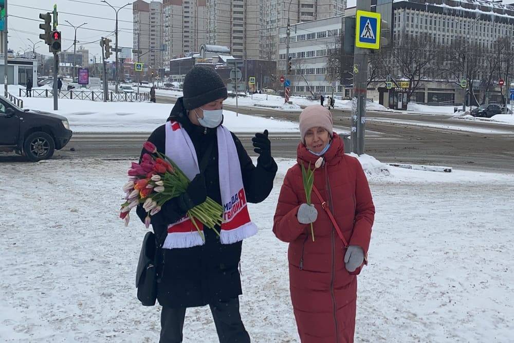 8 марта на центральных улицах Перми волонтеры раздавали тюльпаны