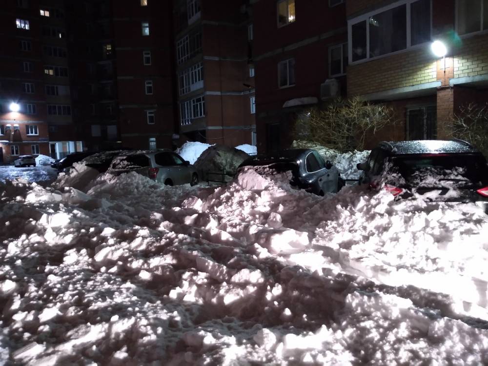 ​Очевидцы: в одном из дворов Перми прямо на машины сошла лавина снега