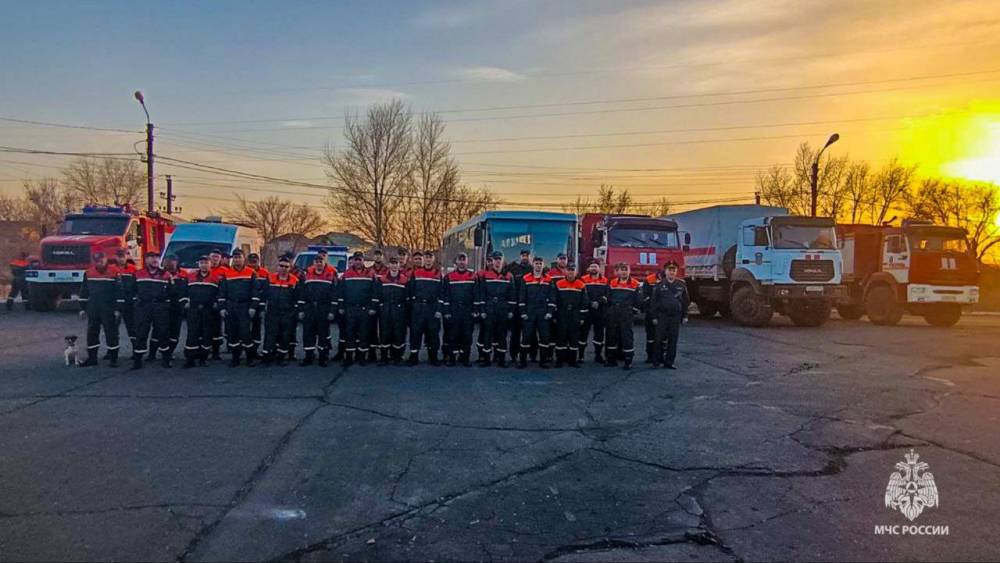 Пожарные из Пермского края помогают эвакуровать жителей затопленного Орска 