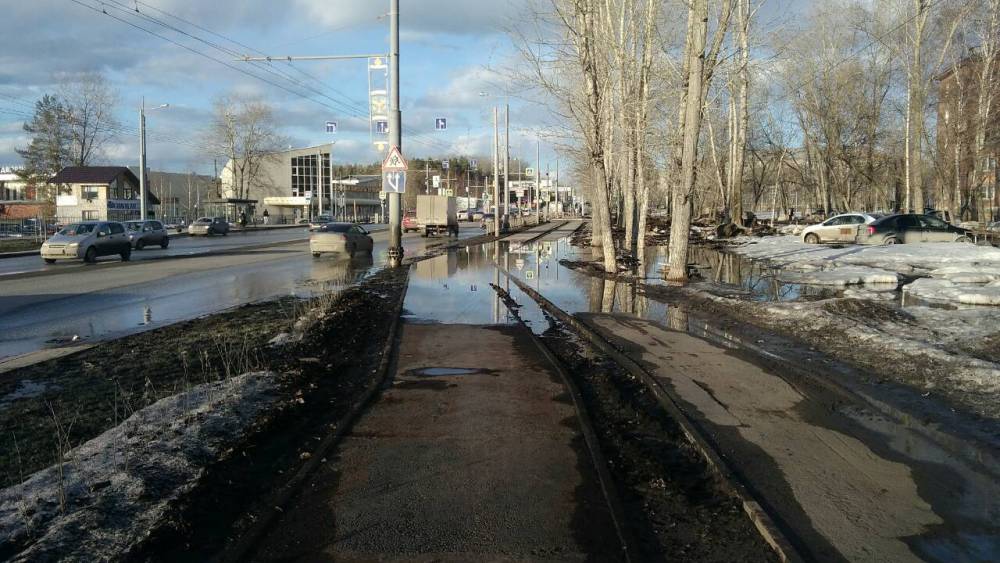 ​Соцсети: в Перми жители пожаловались на затопленные водой дороги 