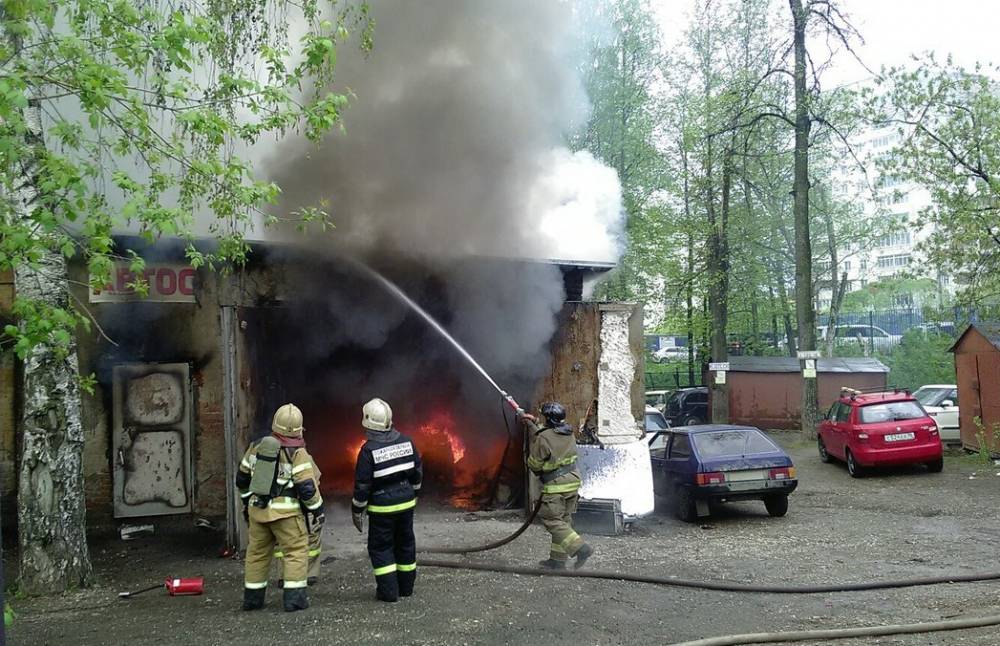​ В Перми во время пожара в автосервисе погиб 24-летний мужчина