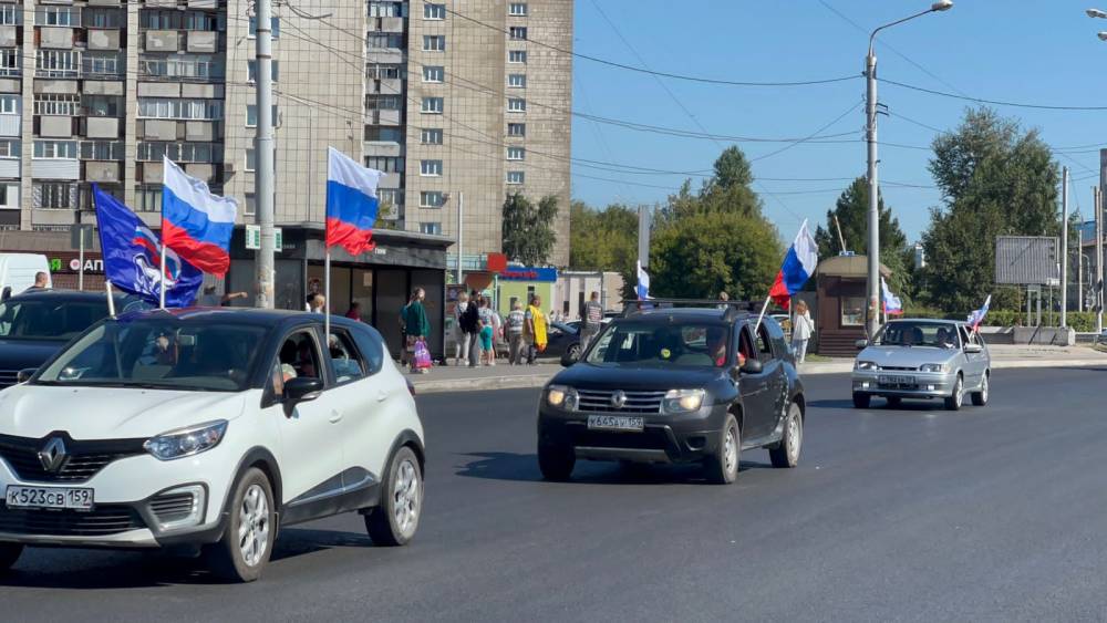 В Перми в честь Дня государственного флага РФ прошёл автопробег «Единой России»