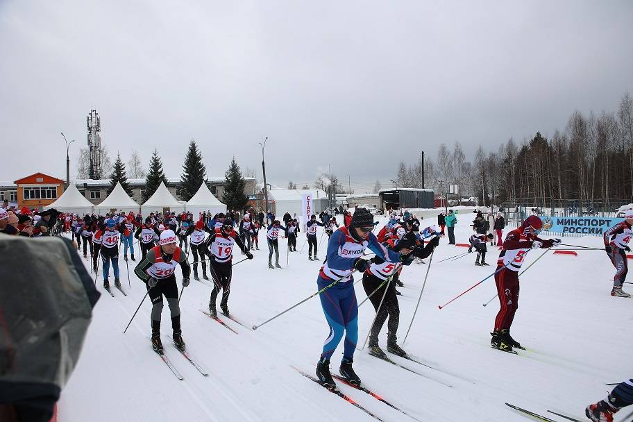Две тысячи нефтяников из 6 регионов страны приняли участие в фестивале лыжного спорта