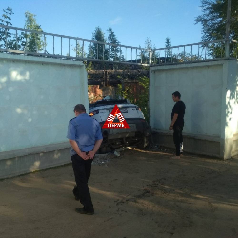 В Пермском крае внедорожник сбил пешехода и врезался в бетонный забор