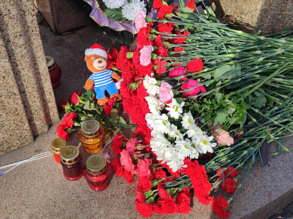 Пермяки несут цветы и игрушки к мемориалу в память о жертвах теракта в Москве 