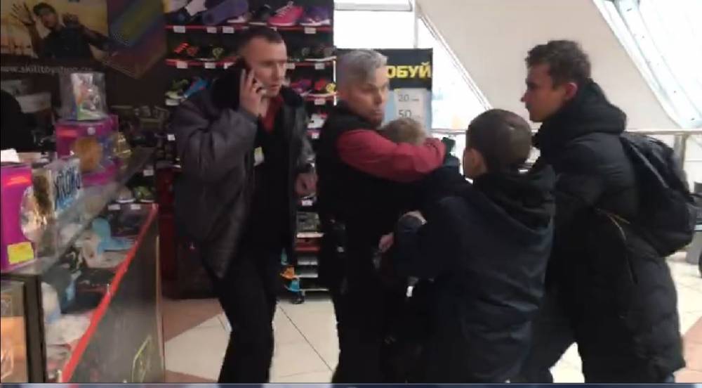 В ТРК «Семья» произошел конфликт между школьниками и охранниками