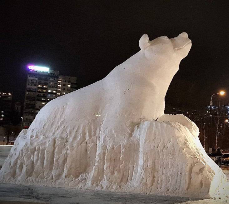 В Перми перед Театром-Театром появилась огромная скульптура медведя из снега