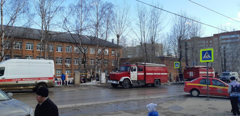 Из-за пожара в школе в Перми эвакуировали 250 человек