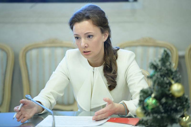 Анна Кузнецова предложила наградить учительницу из Перми, защитившую детей 