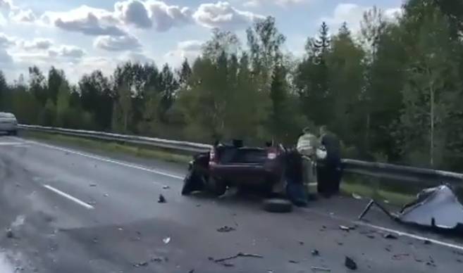На трассе в Прикамье ВАЗ на скорости врезался в большегруз: водителя зажало деталями корпуса