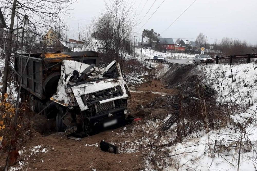 ​В Прикамье грузовик вылетел в кювет, водитель погиб 