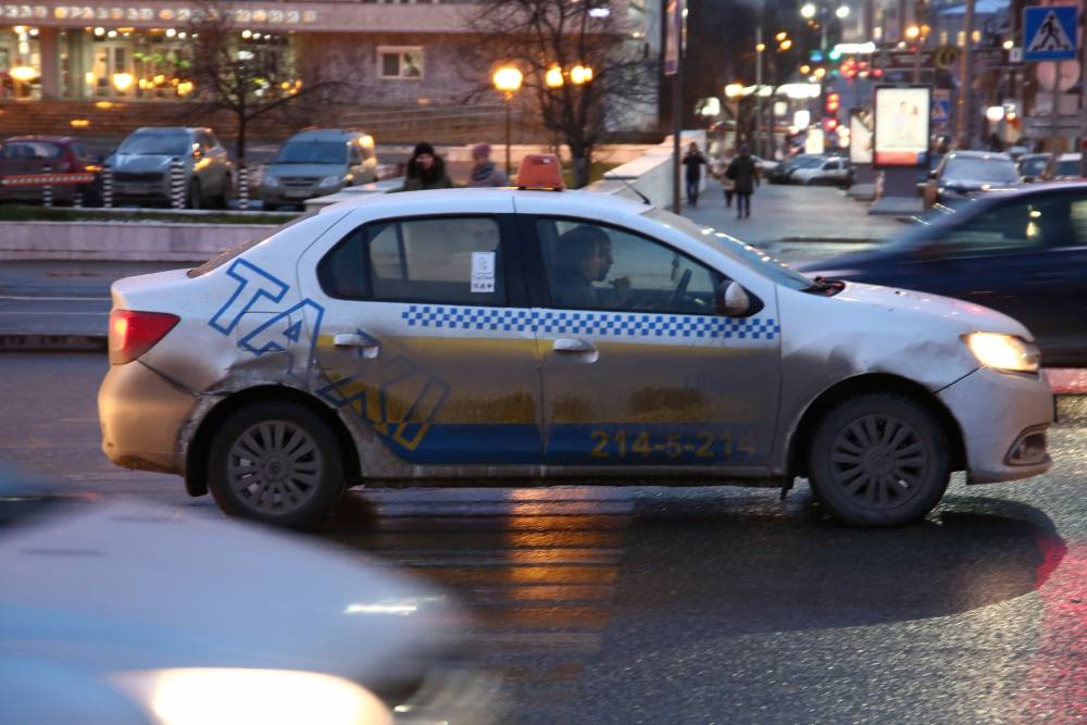 В Перми таксист потратил 7 тыс. руб. с украденной карты пассажирки