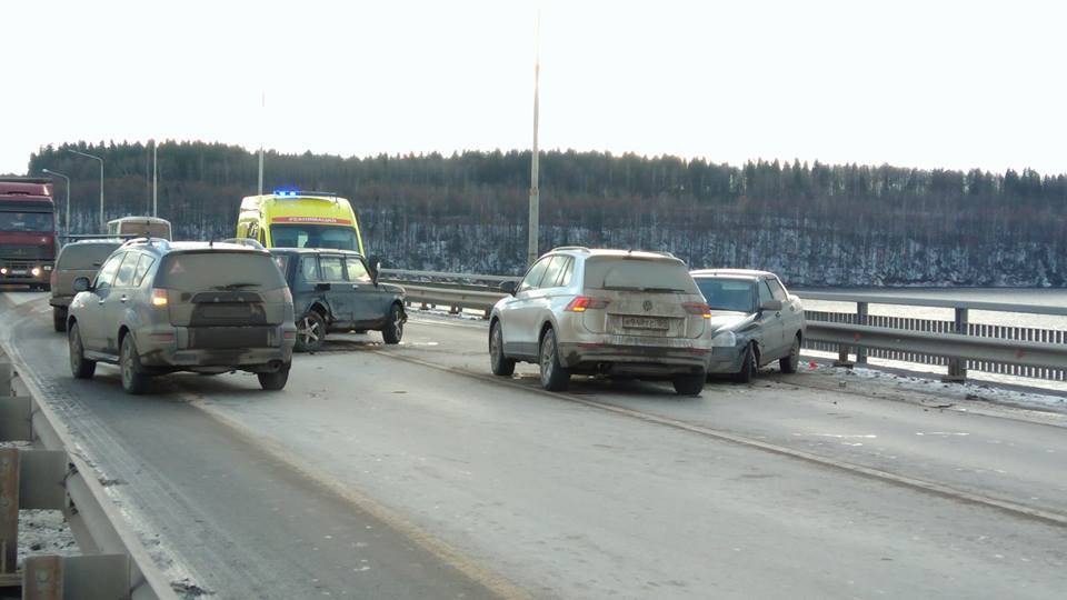 На Чусовском мосту произошло ДТП с участием трех автомобилей