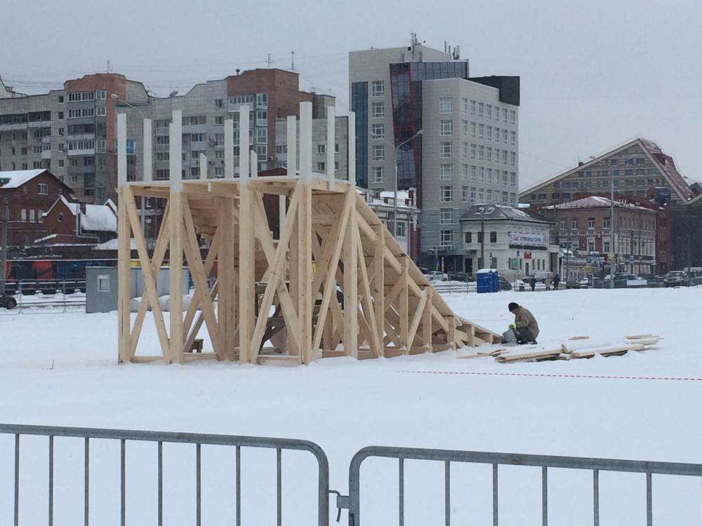 В Перми началось строительство ледового городка