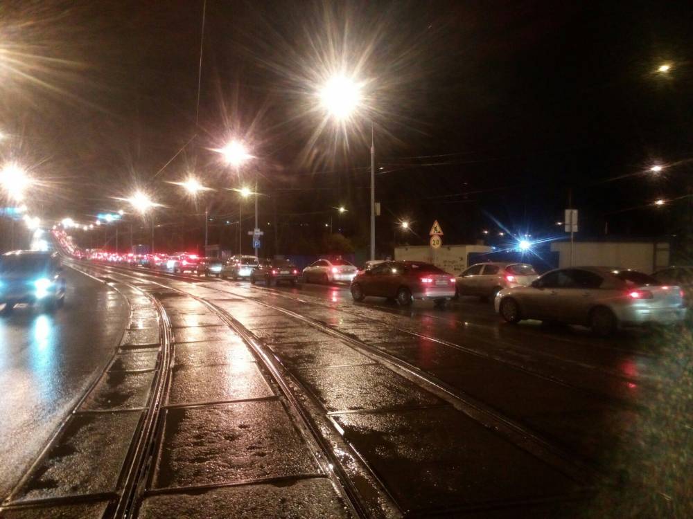 В Перми Северная дамба встала в серьезной пробке из-за ДТП с двумя автобусами
