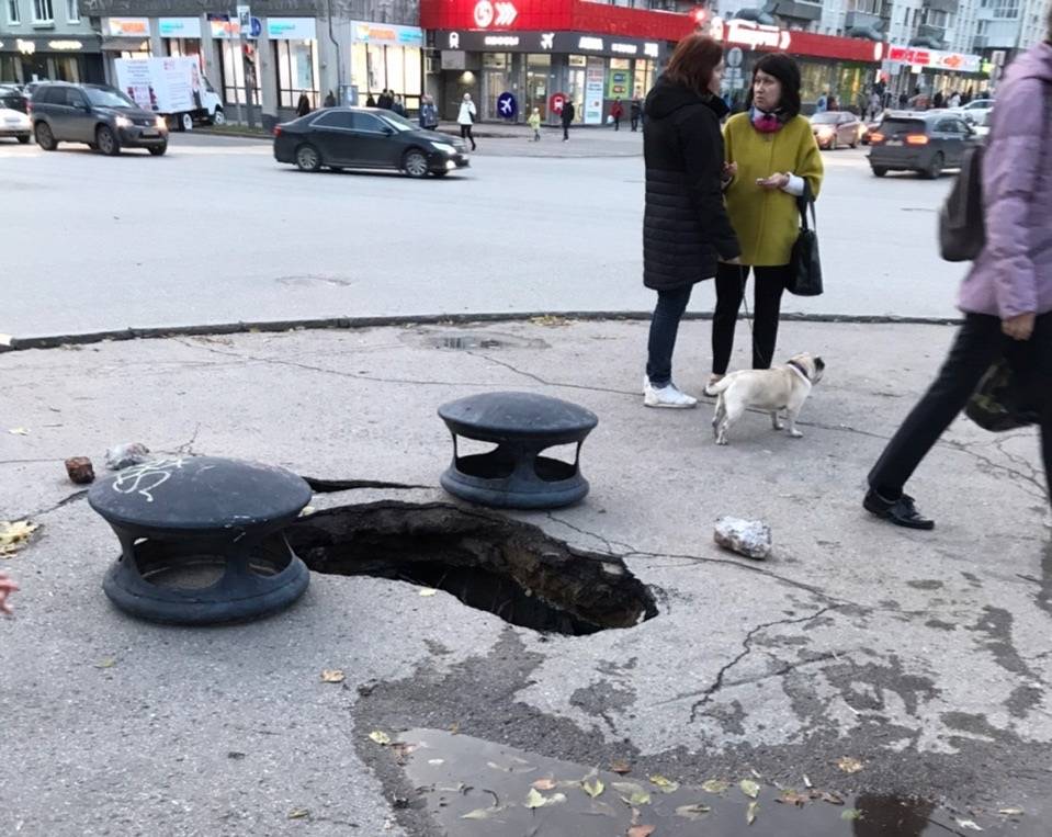 На перекрестке в центре Перми обвалился асфальт