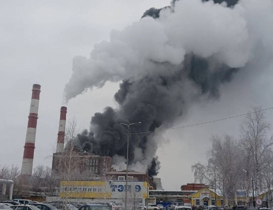 В Перми горит кровля крупнейшей в городе ТЭЦ-9