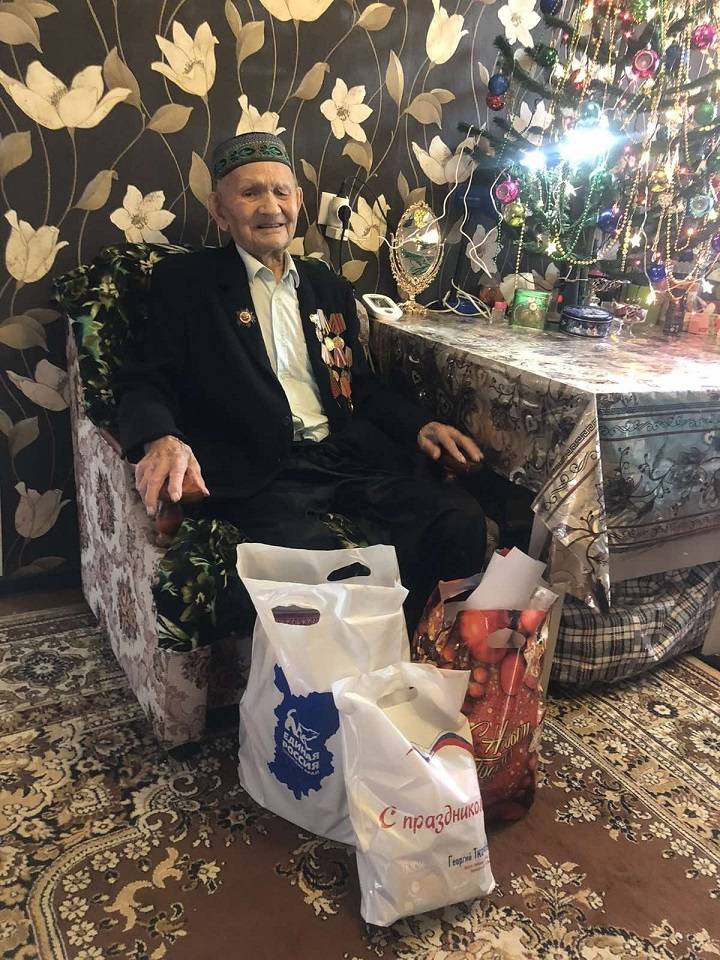 ​Представители «Единой России» во время новогодних праздников поздравили более 200 ветеранов