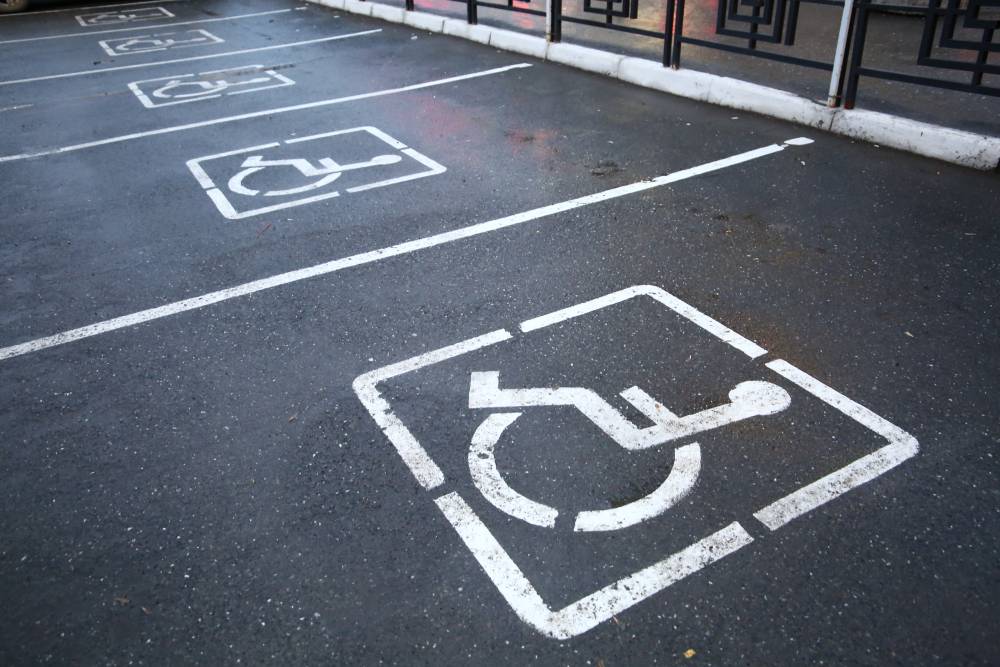 Администрация Перми утратила контроль за использованием парковок для инвалидов
