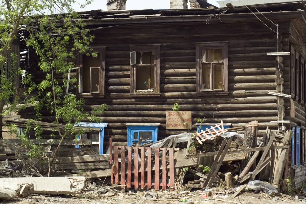 Демонтаж упавшего крана на улице Решетникова приостановлен