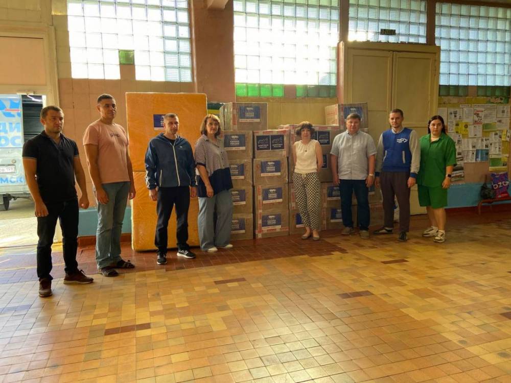 От реготделения «Единой России» в школу Северодонецка переданы наборы первоклассников