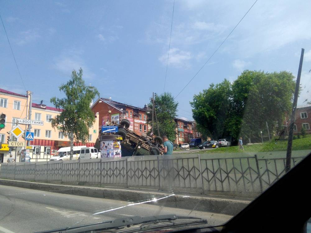 Заснул за рулем: в Перми на скорости перевернулся грузовой автомобиль, перевозивший мусор