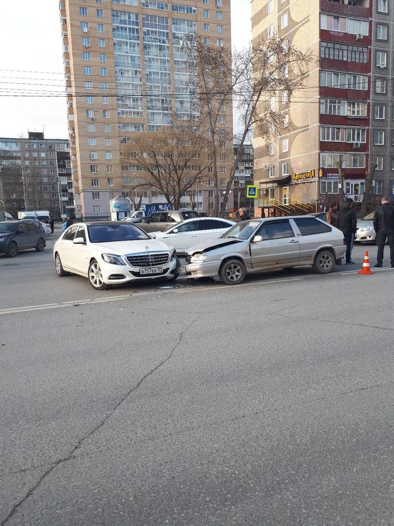 В Перми столкнулись «Лада» и «Майбах»