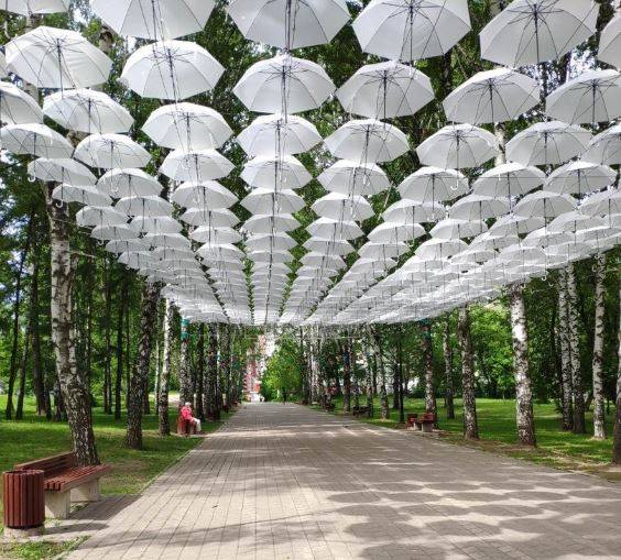 В пермском парке развесили 200 белоснежных зонтов