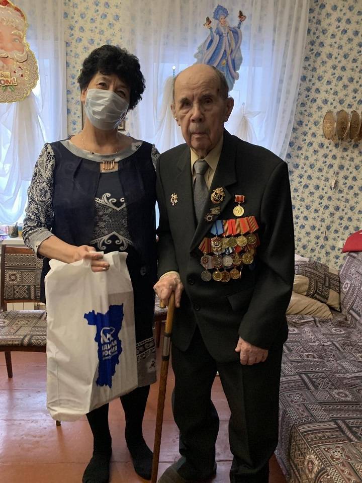 ​Представители «Единой России» во время новогодних праздников поздравили более 200 ветеранов