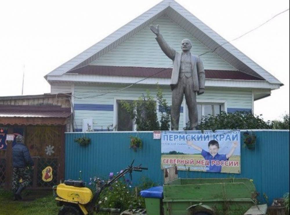 Житель Пермского края у частного дома установил памятник Ленину