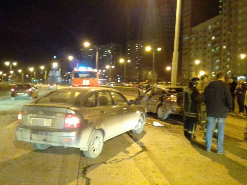ДТП в Перми: Renault Megane перекувыркнулся через крышу и врезался в «Ладу Приору»