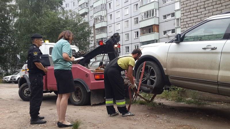 В Перми должница за тепло залезла в багажник машины, препятствуя аресту транспортного средства