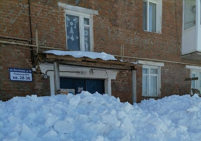 В Прикамье упавший снег с крыши завалил вход в подъезд многоквартирного дома