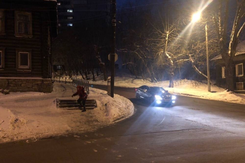 ​Активисты Пермского молодежного центра проверили тротуары в Мотовилихе 