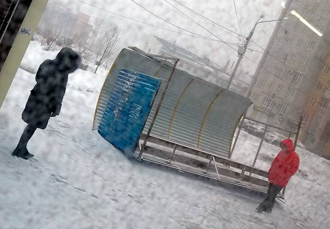 В Перми ветер разрушил автобусную остановку