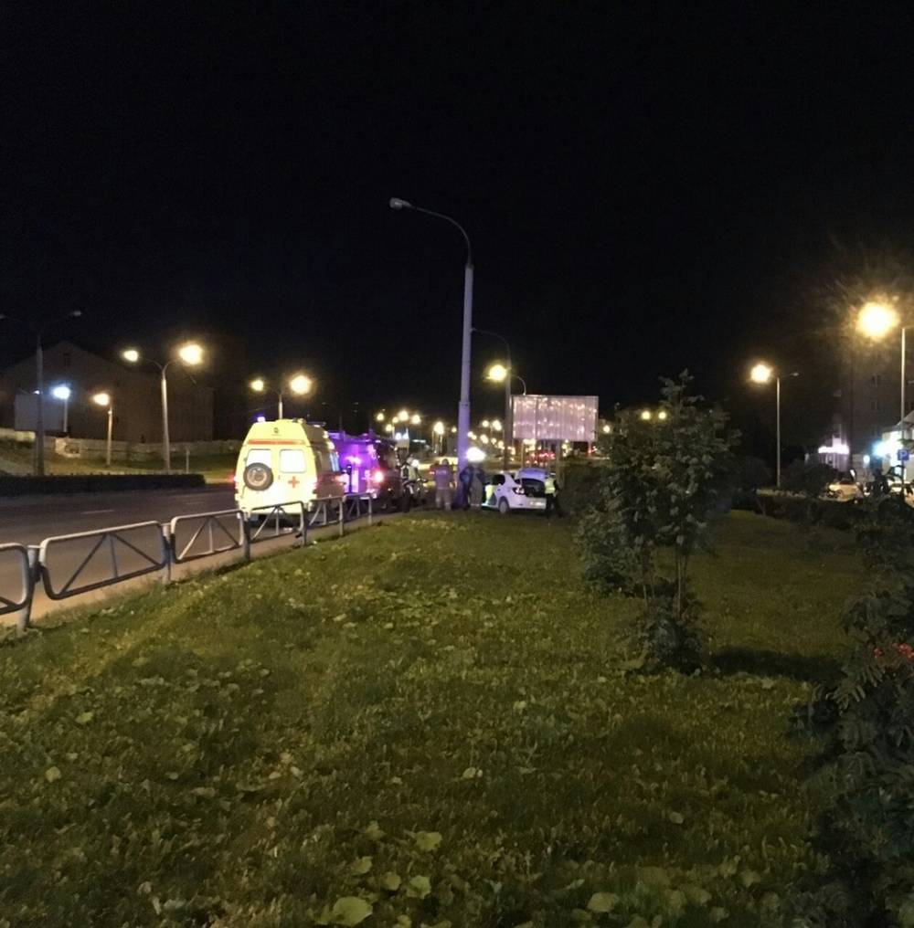 В Перми такси разбилось об опору. Один человек погиб